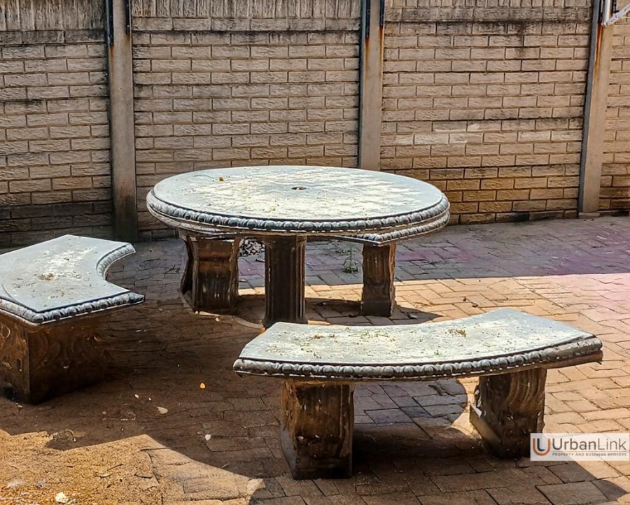 5 Bedroom Property for Sale in Mid Town North West